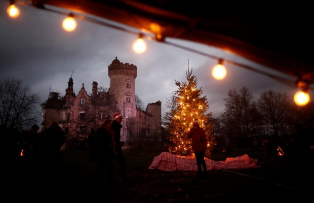 Спасенный 25 тысячами людей средневековый замок во Франции готовится праздновать Рождество (фоторепортаж)