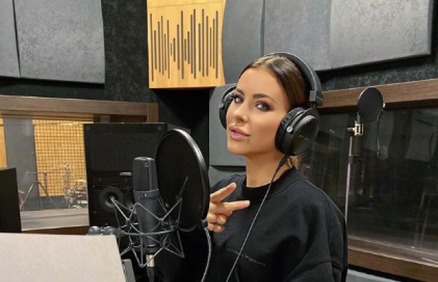 "Даже у Бузовой песни лучше": Ани Лорак жестко раскритиковали под новым фото в Instagram