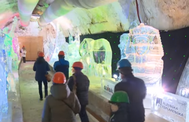 Крижана казка: у Чехії до Різдвяних свят відкрили виставку льодяних скульптур (відео)