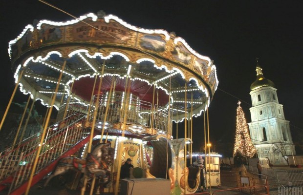 Главная елка страны на Софийской уже готова до торжественному зажжению 19 декабря (фоторепортаж)