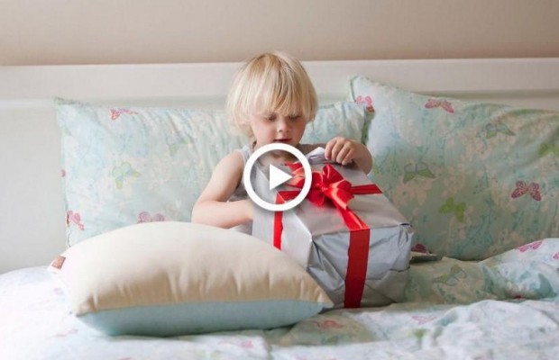 Писк захоплення, сміх та сльози: як дітвора реагує на подарунки від Святого Миколая (відео)