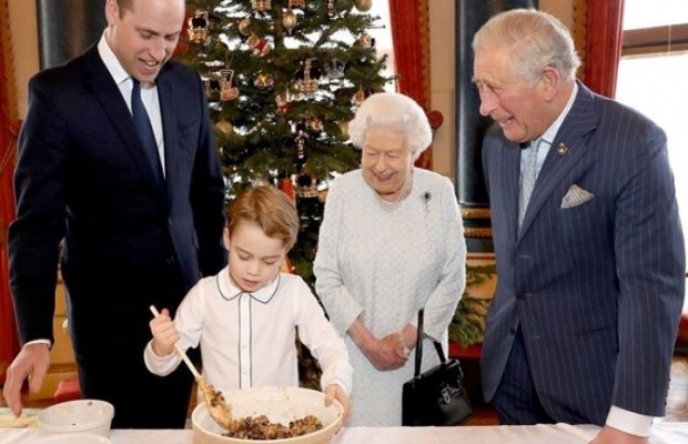 Принц Джордж вместе с прабабушкой Елизаветой II приготовил рождественские пудинги