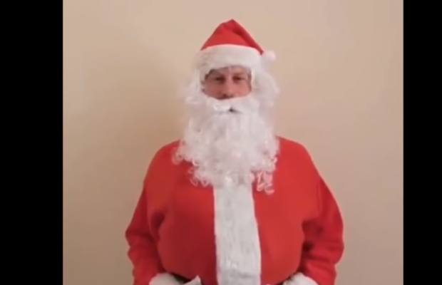 Принц Гарри переоделся в Санта-Клауса, чтобы поздравить детей-сирот с Рождеством