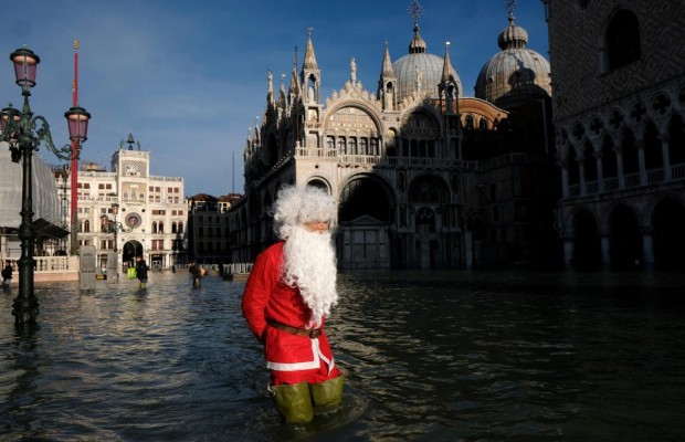 Венеция снова утопает: власти предупредили о новом подъеме воды (фоторепортаж)