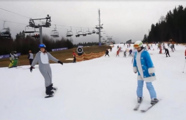 Санта-Клаусы, святые Николаи и Снегурочки: в Буковеле состоялся праздничный маскарад (видео)