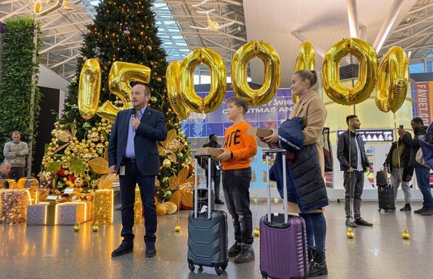 В аэропорту "Борисполь" поздравили рекордного 15-миллионного пассажира (фото, видео)