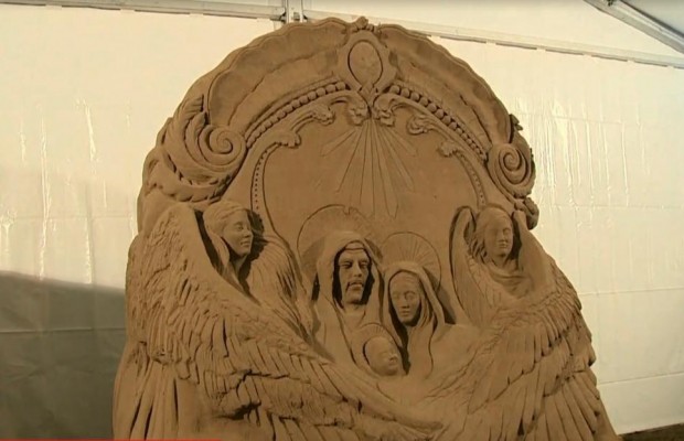 Вместо льда песок: в польском Гданьске появился необычный рождественский вертеп (видео)