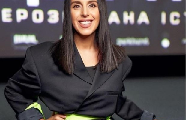 С огромным бантом на голове: Джамала повторила свой детский новогодний образ (фото)