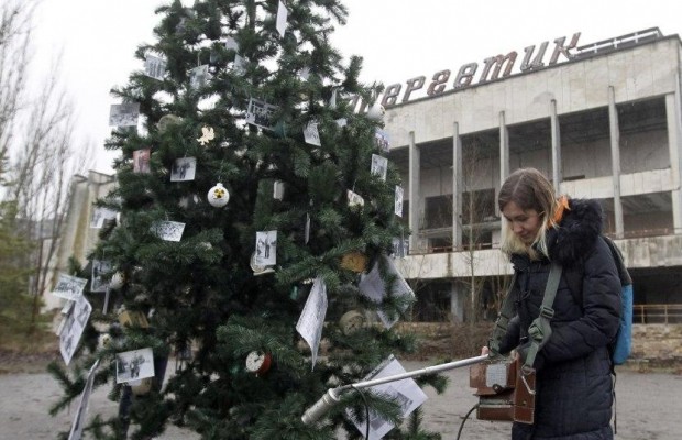 Впервые за 33 года в Припяти установили новогоднюю елку (фоторепортаж, видео)