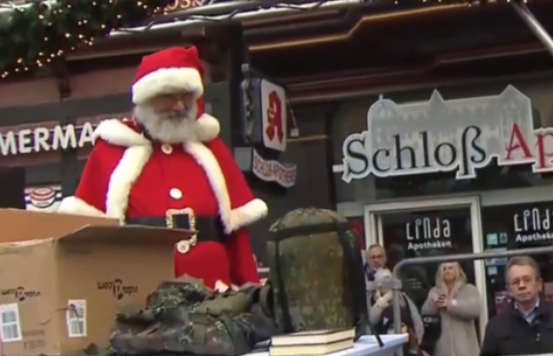 В немецком городе 17-й год подряд проводят ярмарку ненужных подарков (видео)