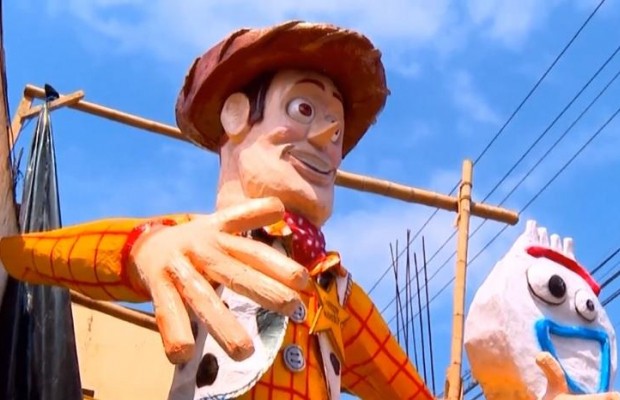 Для жителей и гостей эквадорского городка открыли выставку гигантских мультгероев (видео)