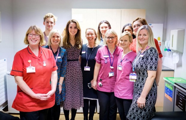 Кейт Миддлтон в лаконичном наряде снова наведалась в лондонский роддом (фото)