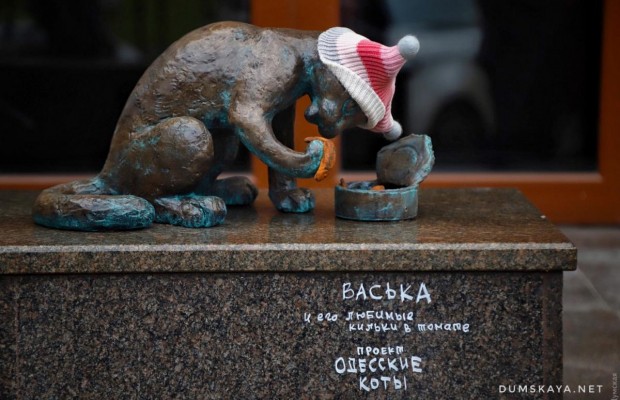 В Одесі відкрили пам'ятник коту-любителю кільки в томаті (фото)