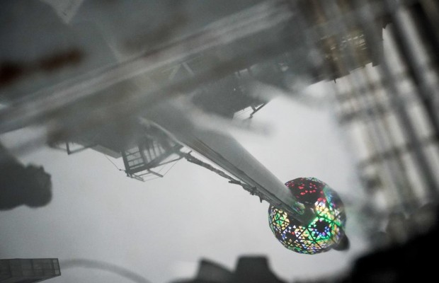 Праздник приближается: в Нью-Йорке зажгли знаменитый хрустальный шар (фото, видео)