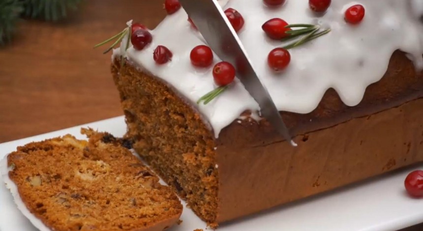 Готовимся к новогодним праздникам: рецепт рождественского кекса с орехами и сухофруктами (видео)