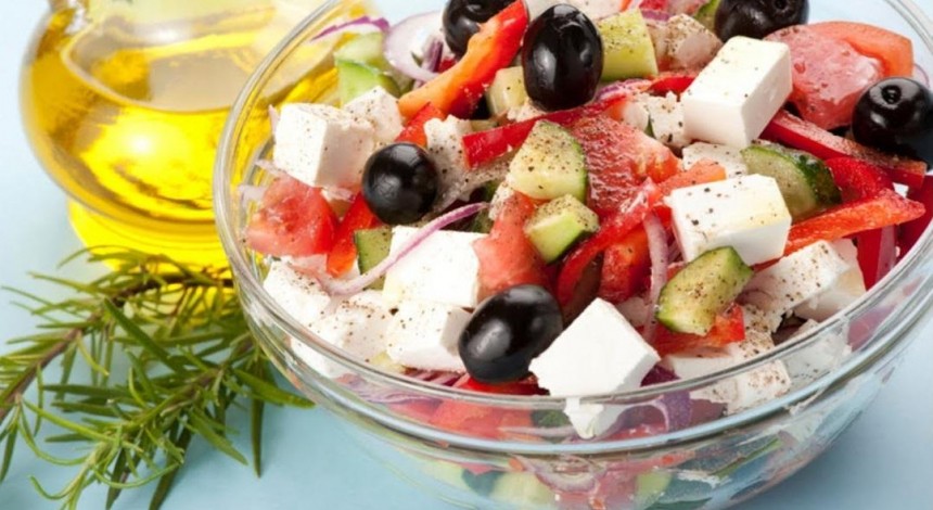 Без плити за 10 хвилин: соковитий грецький салат для всієї родини