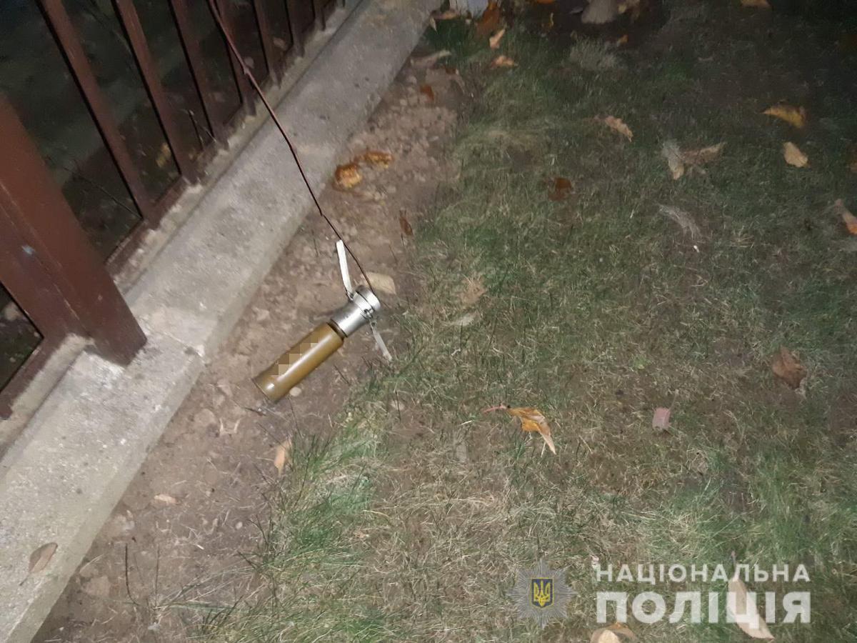 На місці події залишилась частина від снаряда / zk.npu.gov.ua На місці події залишилась частина від снаряда / zk.npu.gov.ua