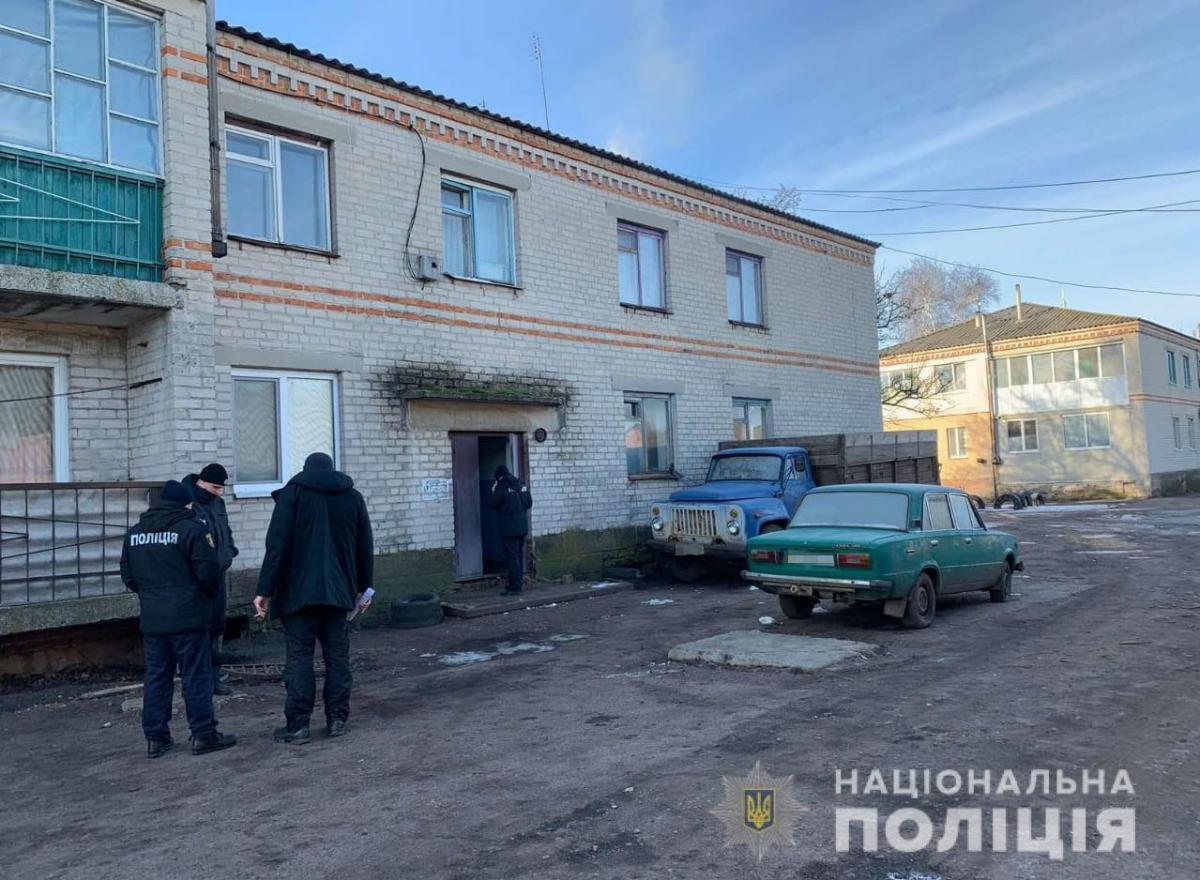 Хлопці били чоловіка руками й ногами по голові та тулубу / hk.npu.gov.ua Хлопці били чоловіка руками й ногами по голові та тулубу / hk.npu.gov.ua
