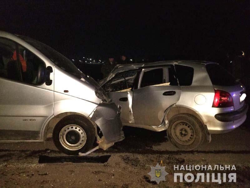 В результате столкновения трех автомобилей погибли два водителя / Фото: Нацполиция В результате столкновения трех автомобилей погибли два водителя / Фото: Нацполиция