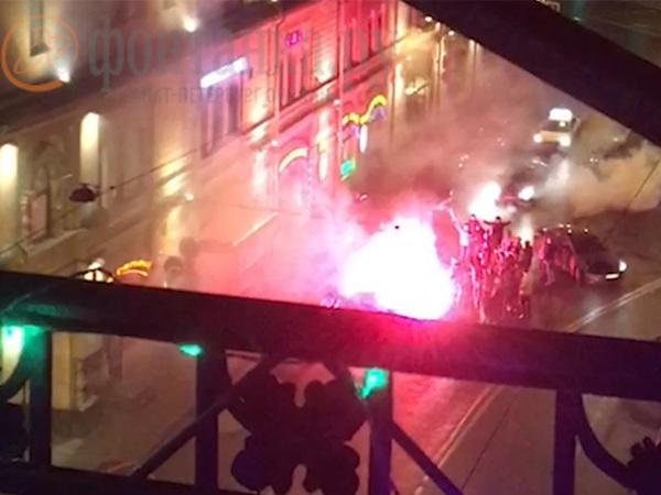 Фанати Гітлера влаштували акцію на честь свого кумира у центрі Санкт-Петербурга / скріншот Фанати Гітлера влаштували акцію на честь свого кумира у центрі Санкт-Петербурга / скріншот