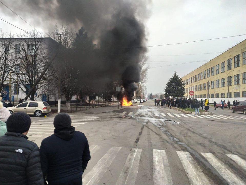 Протести у Каховці розпочалися ввечері 4 січня і тривають досі / dsnews.ua Протести у Каховці розпочалися ввечері 4 січня і тривають досі / dsnews.ua