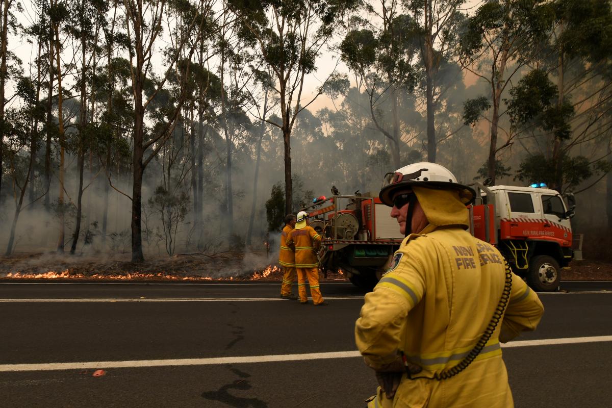 Огонь тушат пожарные, спасающие свои дома местные жители и волонтеры / REUTERS