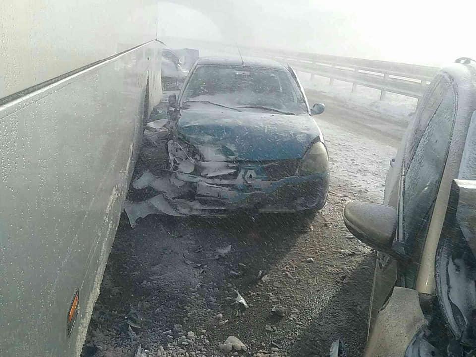 Причиною ДТП стала негода на автотрасі D1 \ фото з соцмереж Причиною ДТП стала негода на автотрасі D1 \ фото з соцмереж