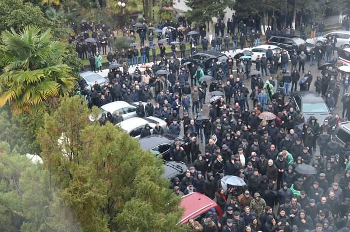 В Абхазии протестующие пошли на штурм / фото twitter.com/LevanGogokhia2 В Абхазии протестующие пошли на штурм / фото twitter.com/LevanGogokhia2