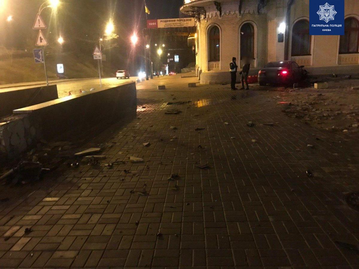 Пьяный водитель повредил фасад здания Национальной филармонии / фото: полиция Киева Пьяный водитель повредил фасад здания Национальной филармонии / фото: полиция Киева