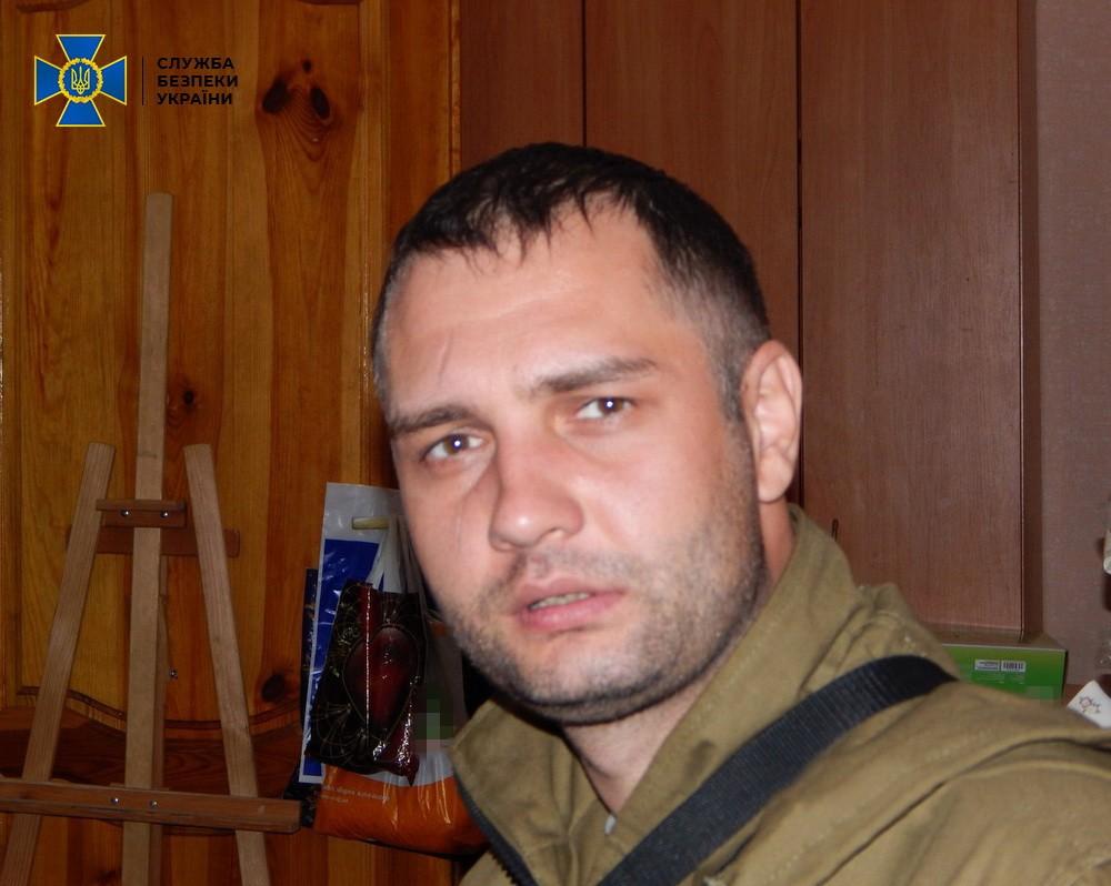 Мужчина по заданию кураторов зарегистрировал в сети несколько псевдорадикальных сообществ / фото СБУ Мужчина по заданию кураторов зарегистрировал в сети несколько псевдорадикальных сообществ / фото СБУ