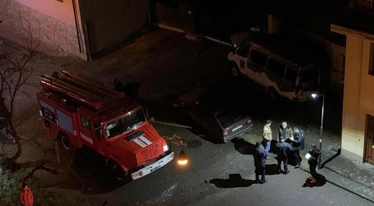 В результате инцидента пострадали также еще один автомобиль и гараж рядом / 24tv.ua В результате инцидента пострадали также еще один автомобиль и гараж рядом / 24tv.ua