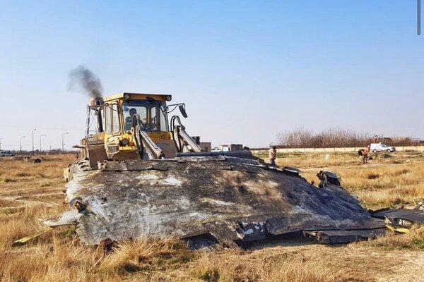 Іранці булдозером згрібають уламки українського літака \ @JulianRoepcke Іранці булдозером згрібають уламки українського літака \ @JulianRoepcke