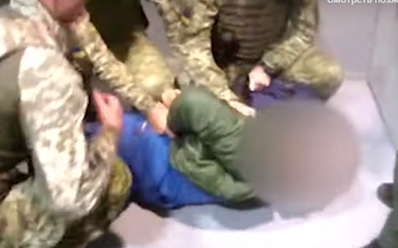 Чоловік порушував громадський порядок в аеропорту / скріншот Чоловік порушував громадський порядок в аеропорту / скріншот