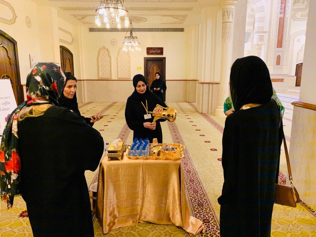 Осмотр Аль-Нур завершается угощением гостей заваренным по-арабски кофе с финиками и прочими сладостями