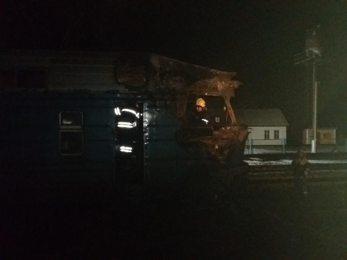 В результате ЧП повреждено кабину поезда / Фото: ГСЧС В результате ЧП повреждено кабину поезда / Фото: ГСЧС