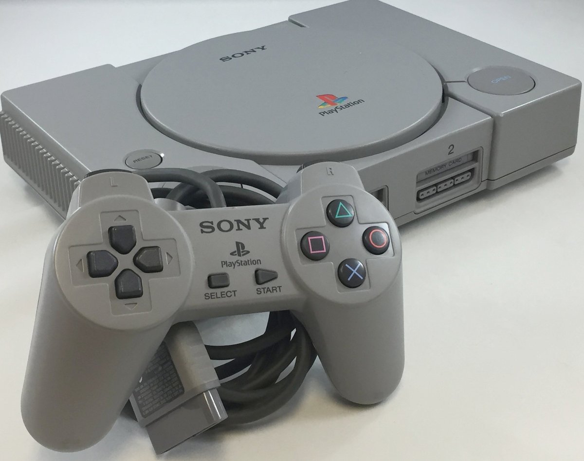 Изначально у геймпада Playstation не было стиков, их Sony скопировала у контроллера Nintendo 64/ twitter.com