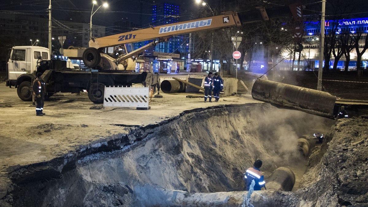 Через прорив труби біля Ocean Plaza транспорт Києва змінив маршрути / фото: х...ій київ/Telegram Через прорив труби біля Ocean Plaza транспорт Києва змінив маршрути / фото: х...ій київ/Telegram