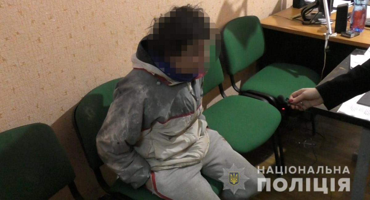 З місця події правоохоронці вилучили 8 пустих пляшок настоянки глоду / фото ГУ НП в Дніпропетровській області З місця події правоохоронці вилучили 8 пустих пляшок настоянки глоду / фото ГУ НП в Дніпропетровській області