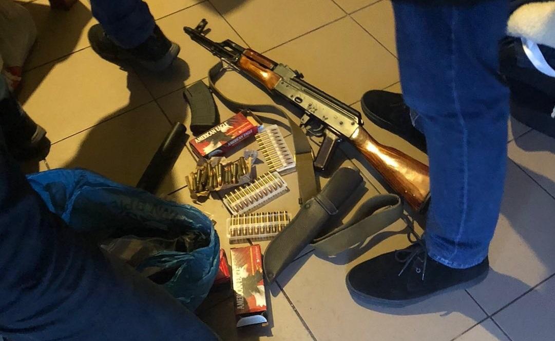 У зловмисників виявили вогнепальну зброю та боєприпаси / фото прокуратури Житомирської області У зловмисників виявили вогнепальну зброю та боєприпаси / фото прокуратури Житомирської області
