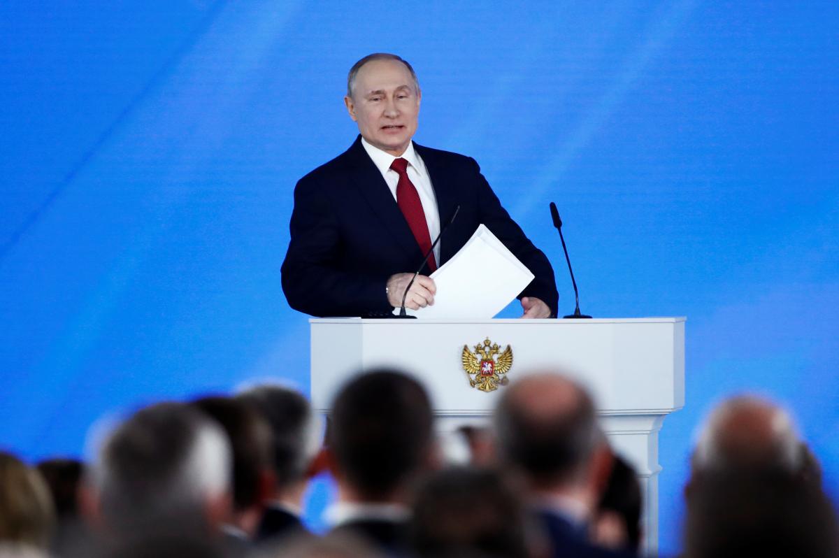 Путин снова сидел далеко за столом от своей свиты / фото REUTERS