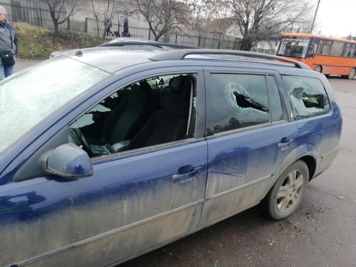 Поліцейський з групою осіб пошкодили автомобіль постраждалого / kir.gp.gov.ua Поліцейський з групою осіб пошкодили автомобіль постраждалого / kir.gp.gov.ua
