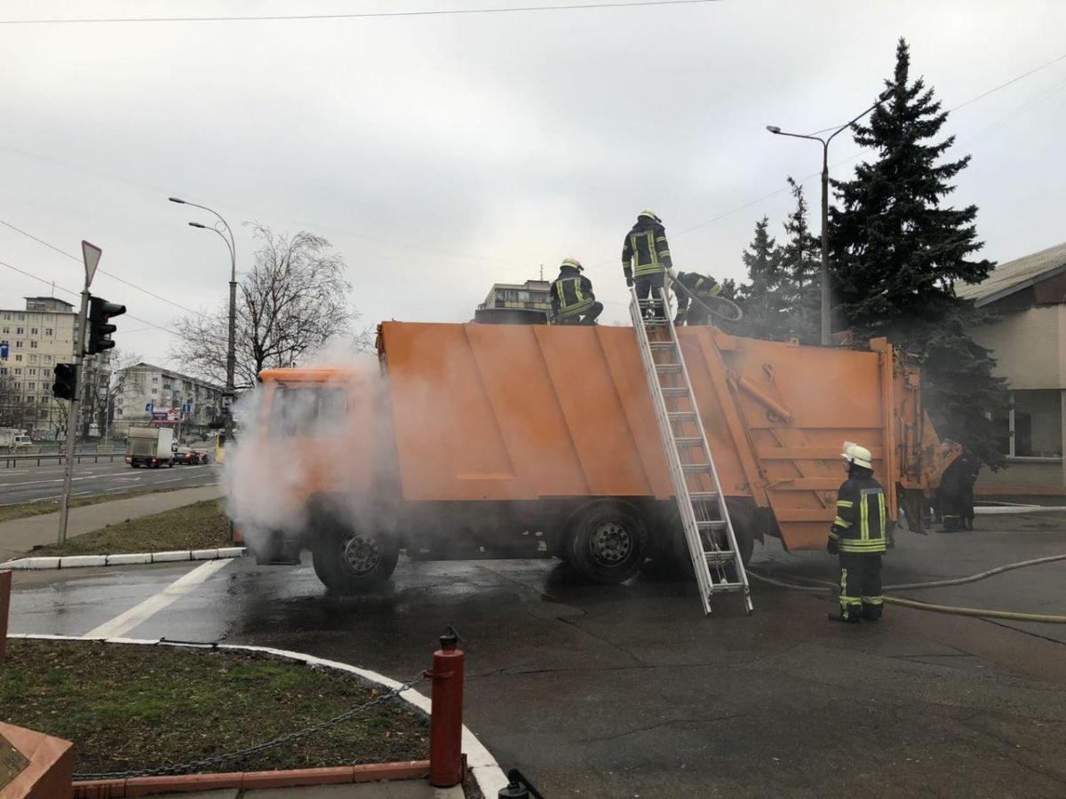 В Києві горів сміттєвоз / kyiv.dsns.gov.ua В Києві горів сміттєвоз / kyiv.dsns.gov.ua
