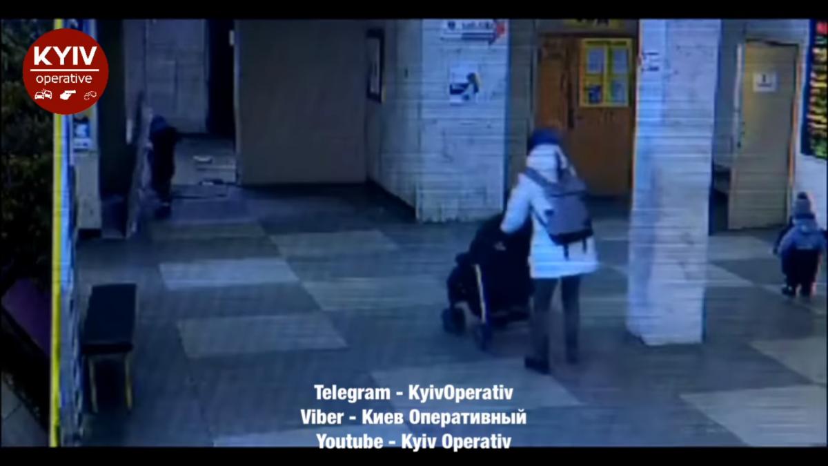Чотирирічний хлопчик прийшов до лікарні разом з мамою скріншот з відео Чотирирічний хлопчик прийшов до лікарні разом з мамою скріншот з відео