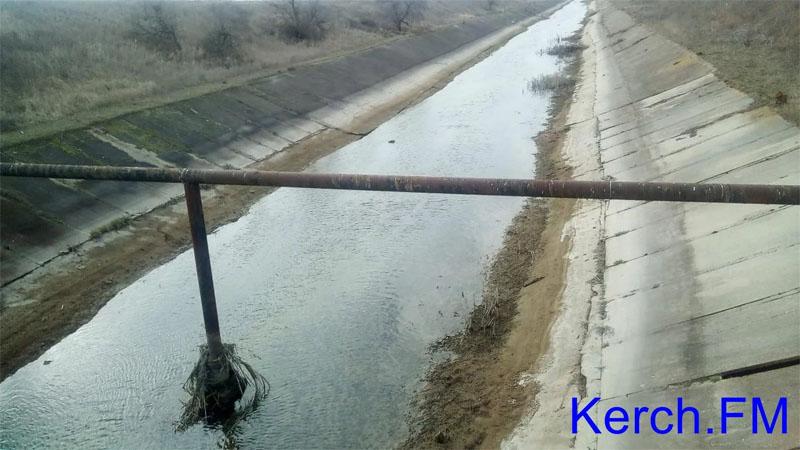 Совсем недавно воды в канале было значительно больше / фото: Kerch.FM Совсем недавно воды в канале было значительно больше / фото: Kerch.FM