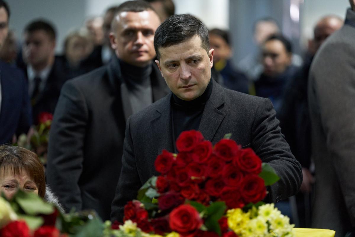 Руководство государства почтило память жертв рейса PS752 / фото: Офис президента Руководство государства почтило память жертв рейса PS752 / фото: Офис президента