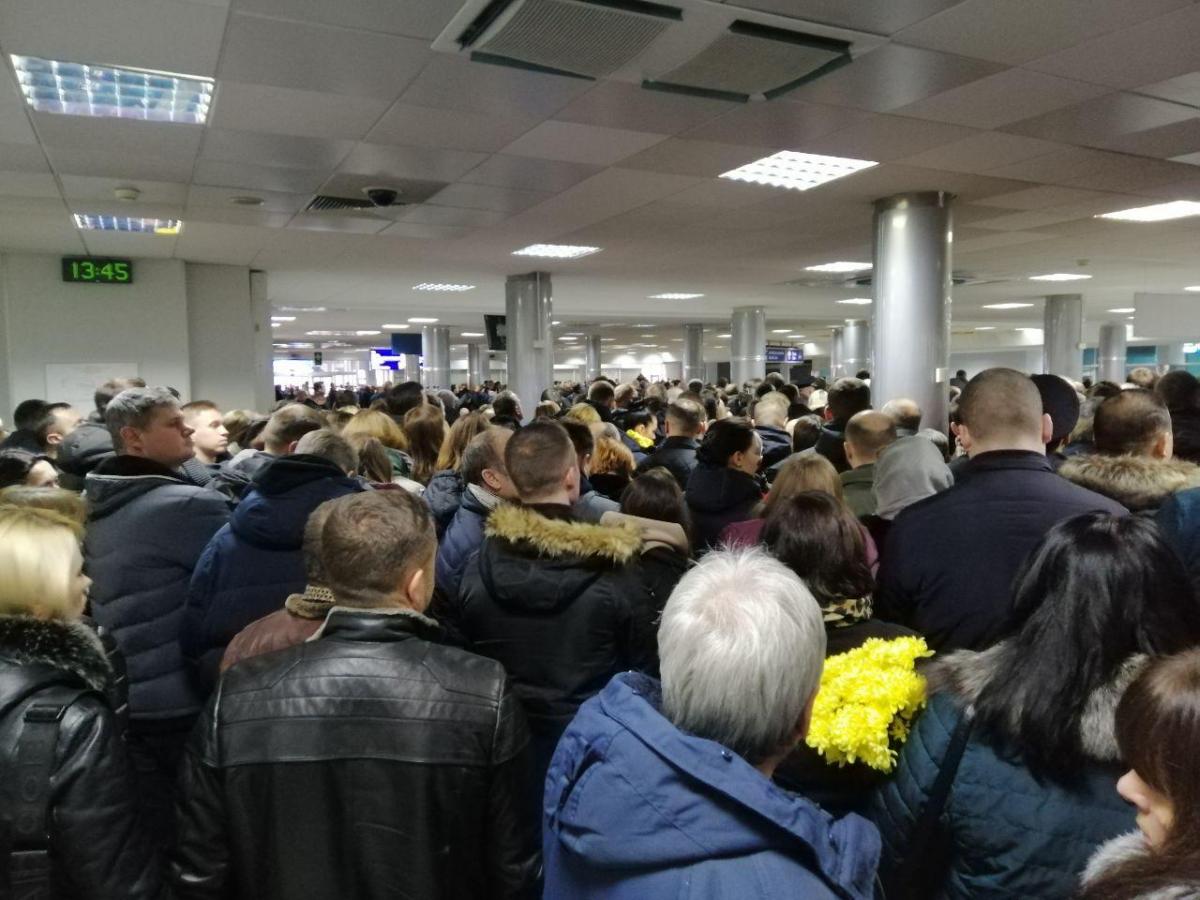 Родственники погибших прибыли в аэропорт "Борисполь" / фото: Влад Абрамов