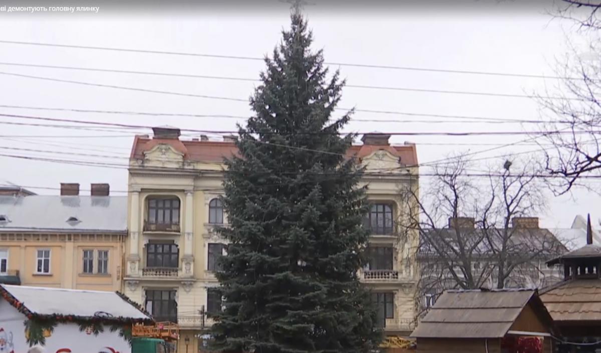 Центр Львова в этом году украшала елка высотой 70 м / скриншот Центр Львова в этом году украшала елка высотой 70 м / скриншот
