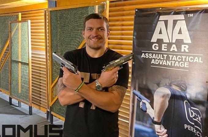 Александр Усик попрактиковался в стрельбе / фото: instagram.com/lomus_official Александр Усик попрактиковался в стрельбе / фото: instagram.com/lomus_official