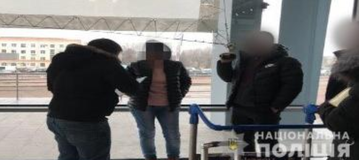 Женщину задержали в аэропорту / hk.npu.gov.ua Женщину задержали в аэропорту / hk.npu.gov.ua