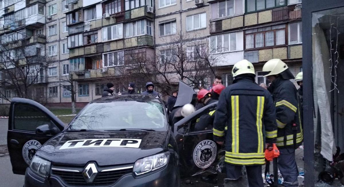 Погибшего и пострадавшего освободили из авто с помощью гидравлического инструмента / фото: ГСЧС Погибшего и пострадавшего освободили из авто с помощью гидравлического инструмента / фото: ГСЧС